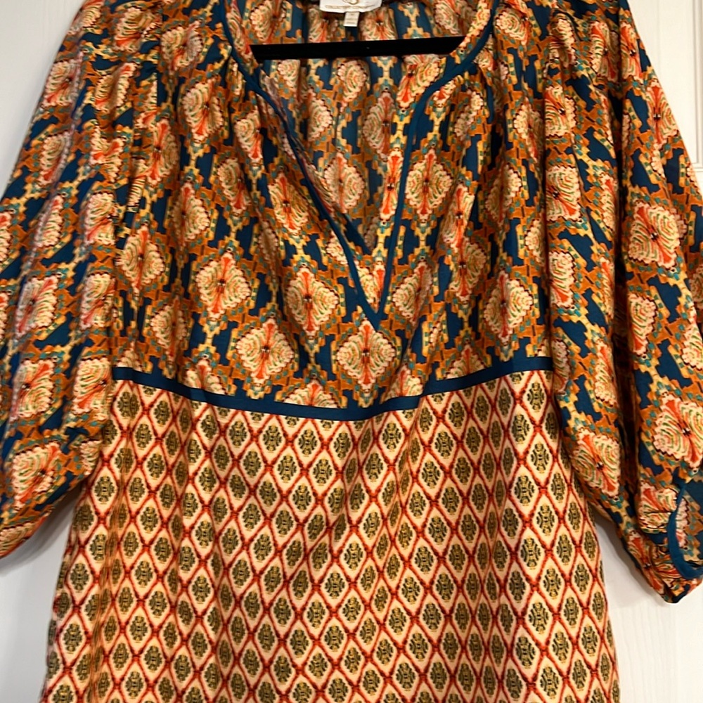 Beautiful blouse with balloons sleeve V-neck lots of details, orange & blues